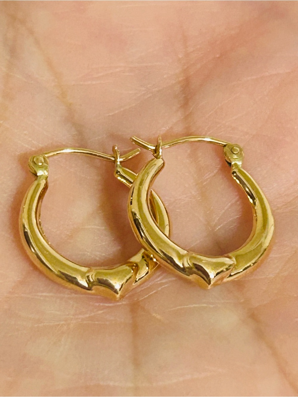 18K Gold Lightweight Hoop Earrings – 15–16mm
